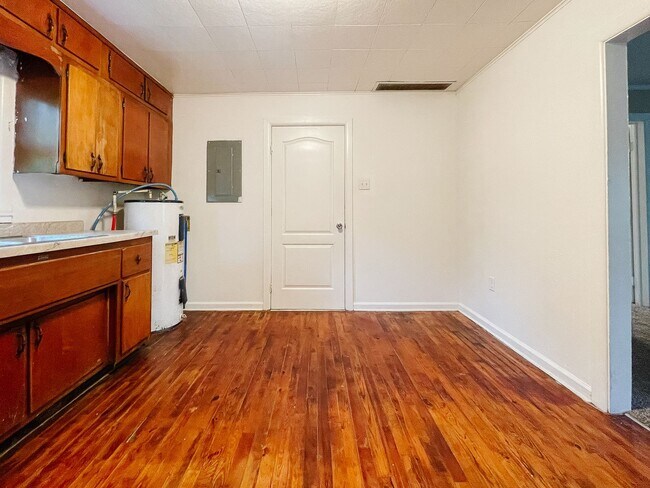 Building Photo - Coming Soon! Cozy 2 Bed / 1 Bath Home — Pet Friendly!