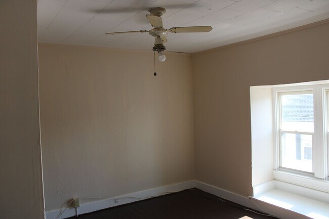 Building Photo - 2-Bedroom Second-Floor Apartment