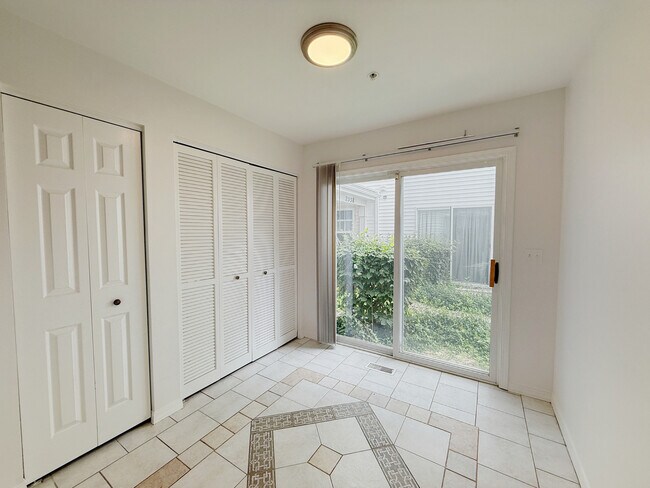 Building Photo - 2554 Dickens Dr