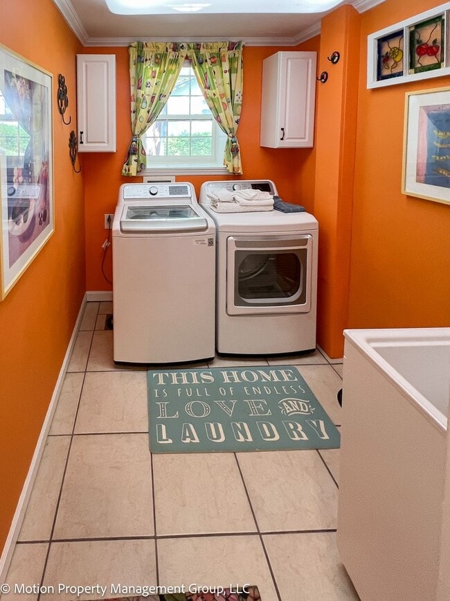 Building Photo - Stunning Fully Furnished Home