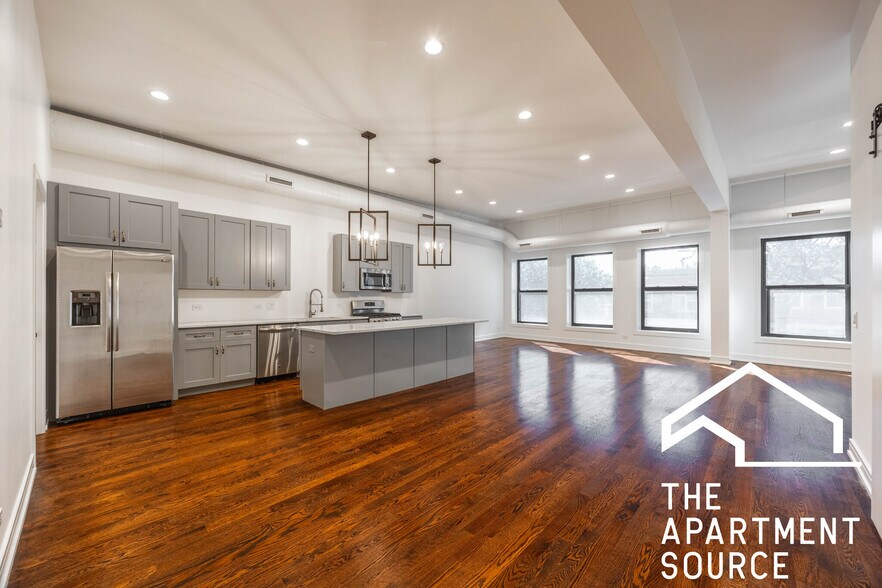 Primary Photo - 2500 W Chicago Ave