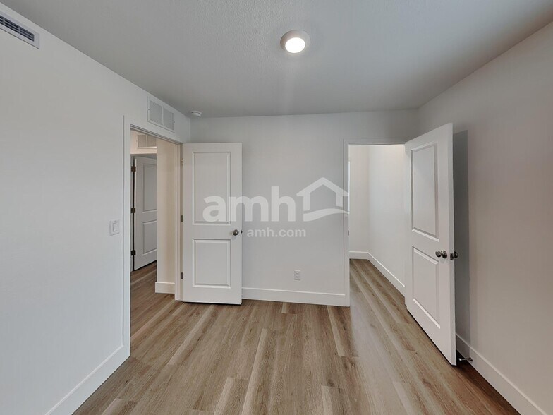 Building Photo - 5879 Vaes Dothrak St