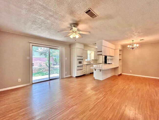 Building Photo - 3 Bed, 2 Bath Home – Fully Equipped & Move-In Ready!