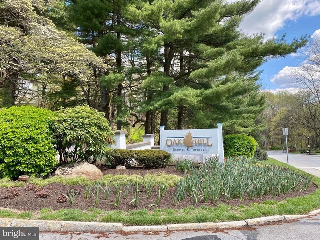Building Photo - 1637 Oakwood Dr