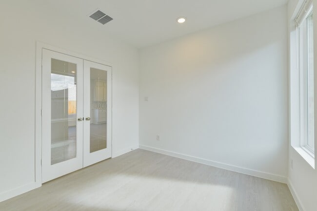 Building Photo - 5815 Linda Cv Ln