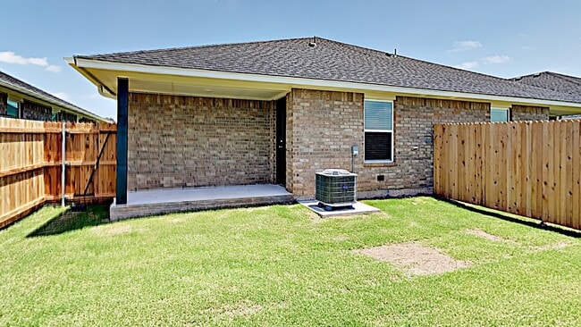 Building Photo - 3 Bedroom 2 Bath Duplex Near Tinker AFB