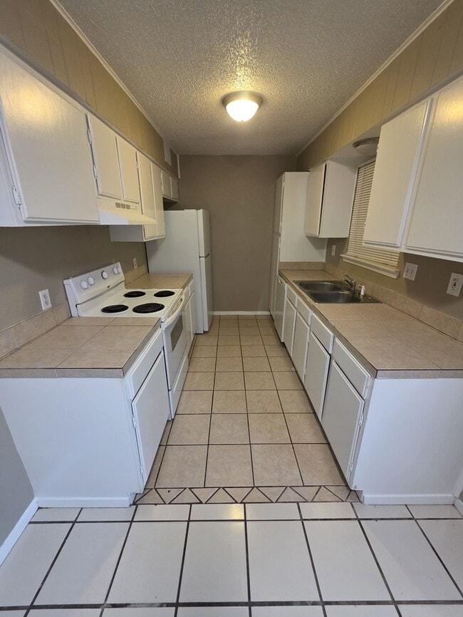 Building Photo - 3 bed 2 bath townhome, 2 car garage