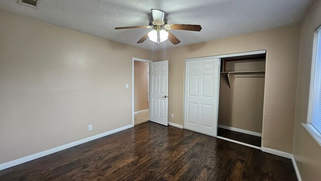 Building Photo - 3 Bed 2 Bath