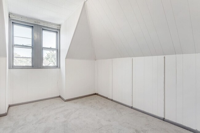 Building Photo - Renovated 5 Bedroom 2.5 Bathroom Apartment...