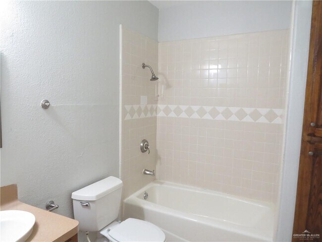 Building Photo - 1414 W Del Mar St