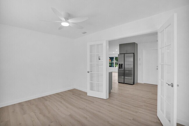 Building Photo - 865 SE Tierra Ct