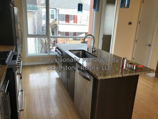 Building Photo - Little Italy TownHouse