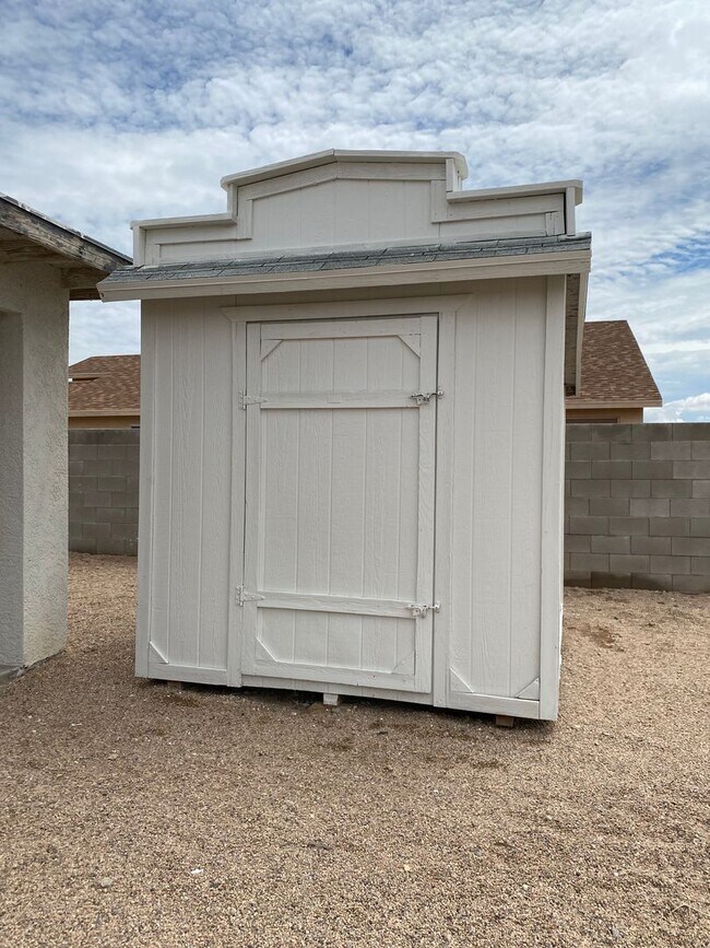 Building Photo - Great 3 Bedroom Home in Golden Valley on Pavement!