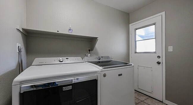 Building Photo - 604 W Kiva Ave