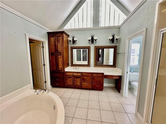 Building Photo - Prime Location 4 Bedroom 3 1/2 bath 2 garages!