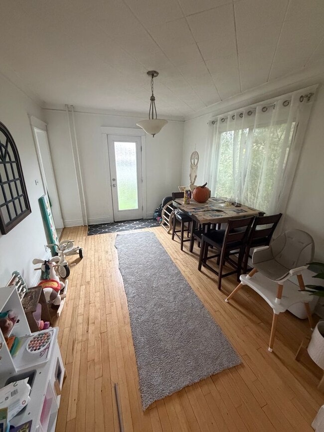 Building Photo - AVAILABLE December! - 3 Bed 1 Bath Home!