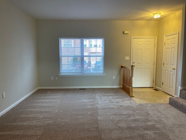 Building Photo - UPDATED TOWNHOUSE IN FREDERICKSBURG - CLOS...