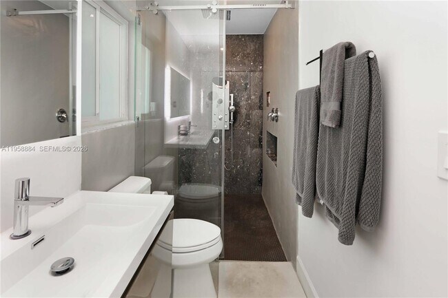 Building Photo - 930 N 11th Ct