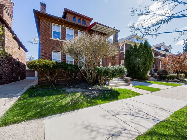 Building Photo - Welcome to this charming 2 bedroom, 1 bath...