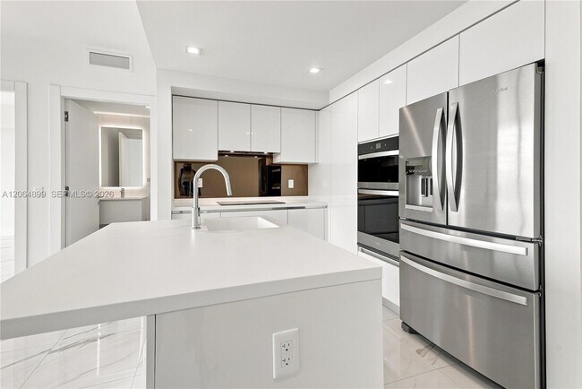 Building Photo - 1179 E Hallandale Beach Blvd