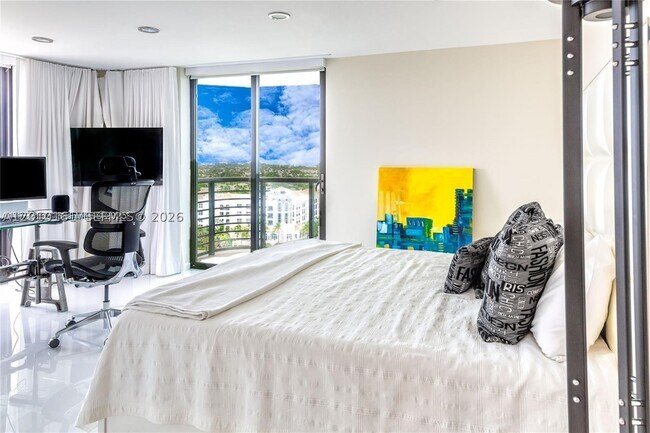 Building Photo - 250 S Ocean Dr
