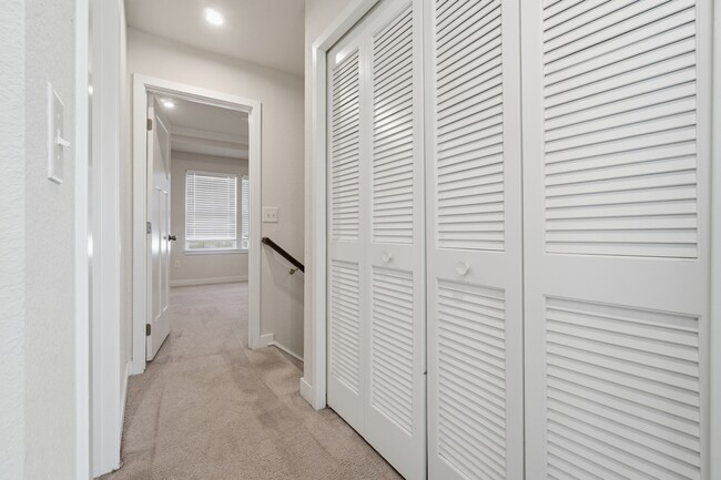 Building Photo - 266 Foxglove Dr