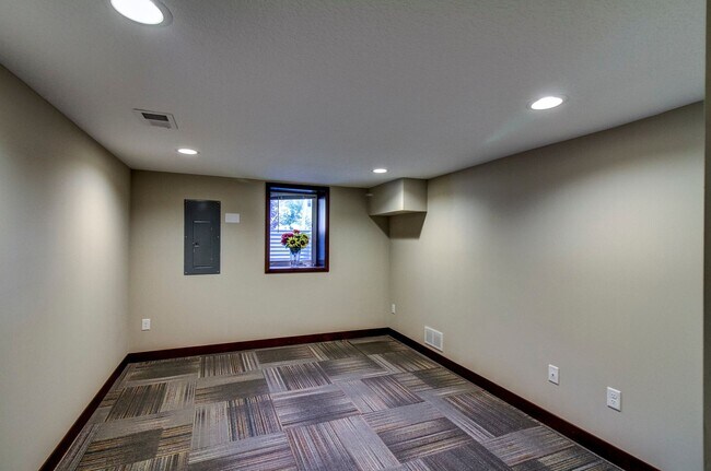Building Photo - Fully Renovated 5 Bedroom House Close to U...