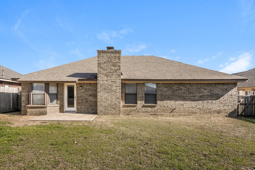 Building Photo - 1433 Grovecrest Dr