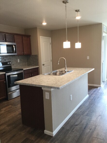 Building Photo - 2983 Cub Lake Dr
