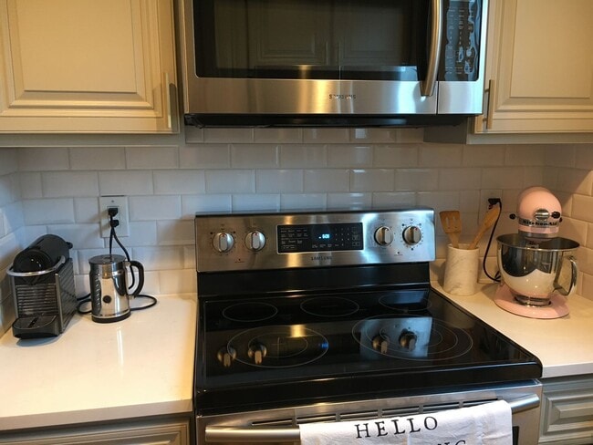 Building Photo - BACK ON MARKET!! Spacious Townhome in Grea...