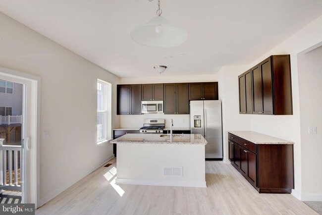 Building Photo - 29 Independence Ct