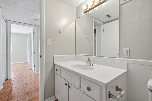 Building Photo - Charming 2 Bedroom Condo with Community Pool!