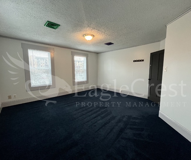 Building Photo - Comfortable 5 Bedroom Home with Modern Touches, Large Bedrooms & Front Porch