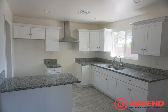 Building Photo - Delightful Home Near South High School!