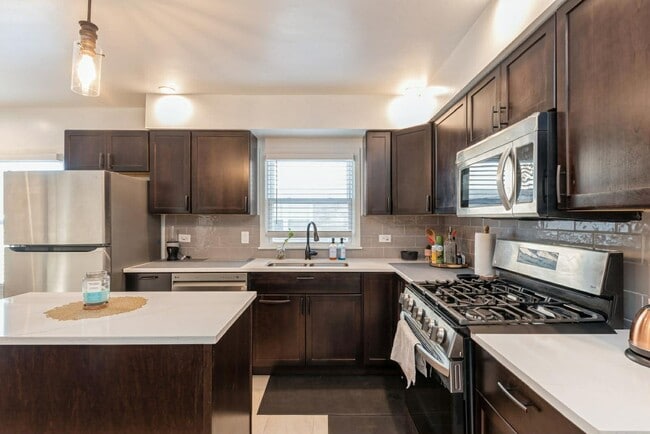 Building Photo - 856 E Capri Dr