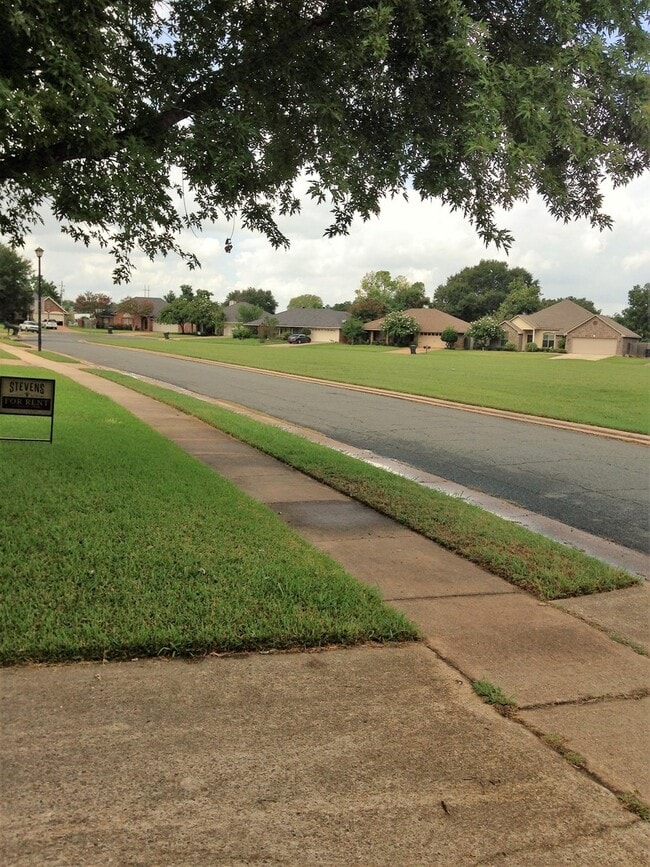 Building Photo - ** 3/2 IN NEW GREENACRES PLACE **