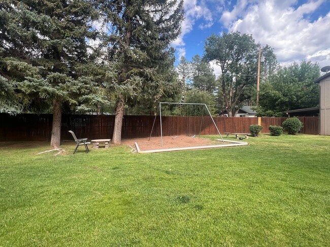 Building Photo - Updated Townhouse backed by National Forest