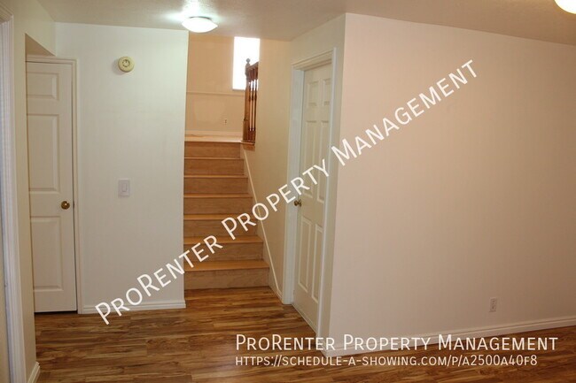 Building Photo - 523 Applewood Dr