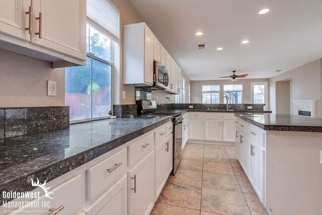 Building Photo - Stunning  5Bdm 3.5Ba  Home with Private Backyard in Prime Location of Oceanside!