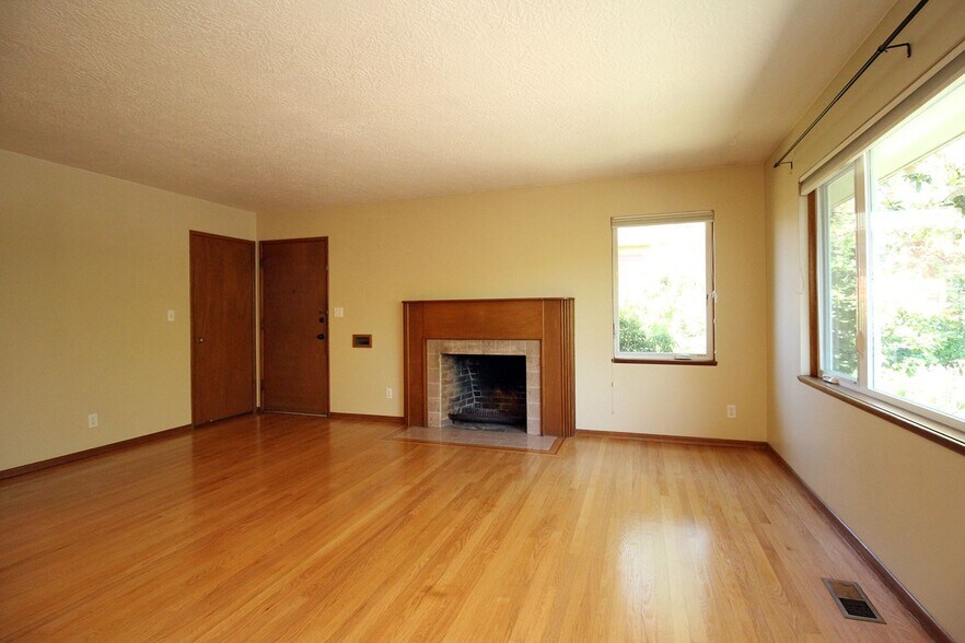 Building Photo - 4118-4118 SE Yamhill St