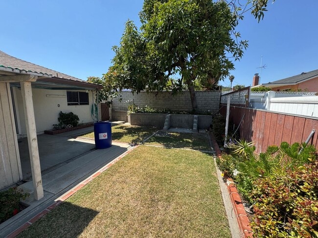 Building Photo - Spacious East Ventura 4 Bedroom Home – Sin...