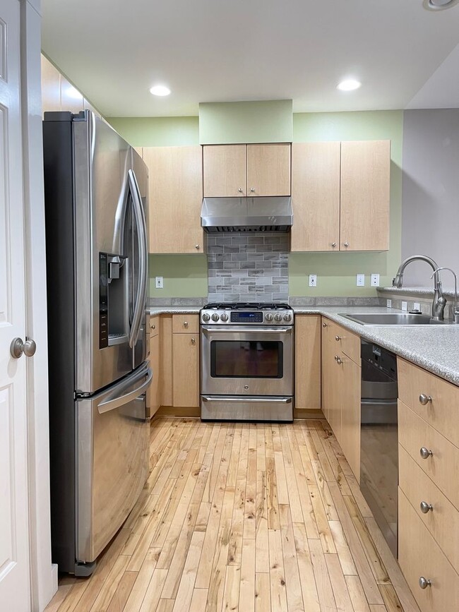 Building Photo - Spacious 2 Bed 2.5 Bath Townhome Style Con...