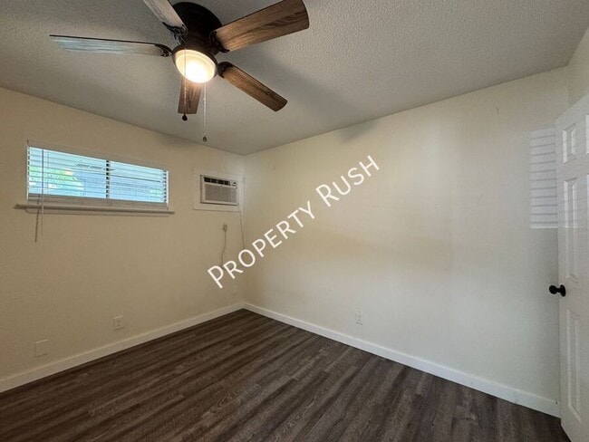 Building Photo - 1100 S Willow St