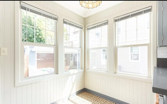 Building Photo - 6613 N Amherst St