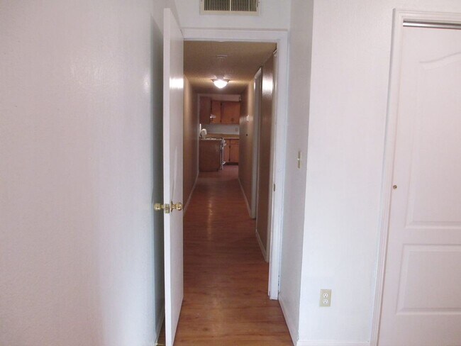Building Photo - 1311 E San Antonio Ave
