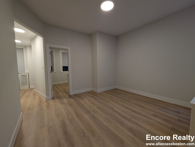 Building Photo - 24 Phillips St