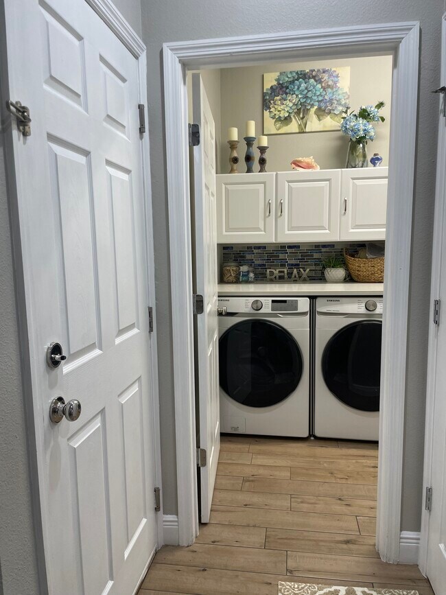 Building Photo - 8835 Hinsdale Heights Dr