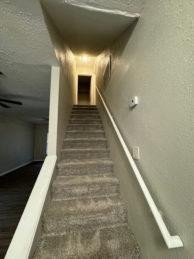 Building Photo - $1125- 3 room 2 bath - Single Family Home ...