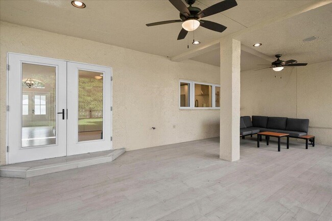 Building Photo - 2447 Country Golf Dr