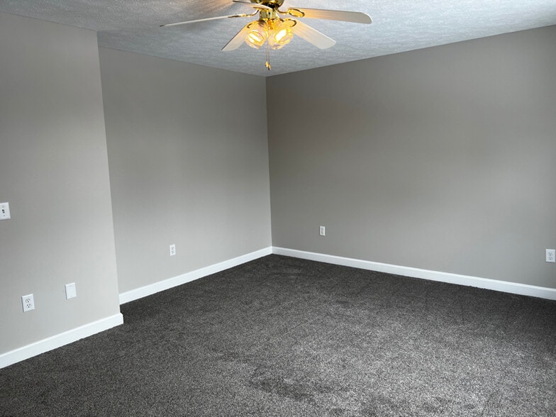 Building Photo - 5010 Delray Dr